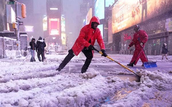 Tempête de neige historique à New York : l’état d’urgence paralyse la métropole.